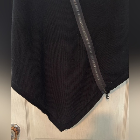 Lululemon Black Poncho On The Go with Zipper Detail - Picture 3 of 9